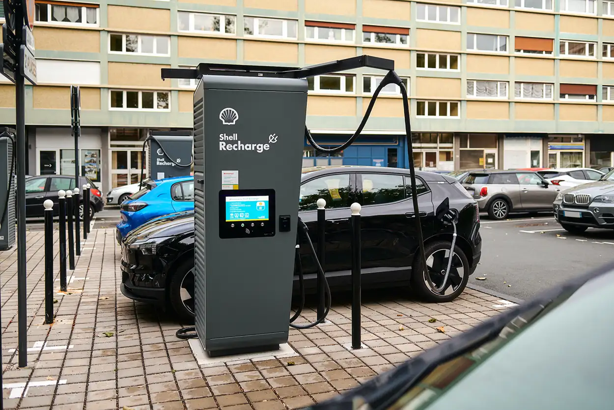 Deux voitures se chargent sur des stations de recharge publiques avec une puissance de recharge élevée de Shell Recharge / ubitricity.