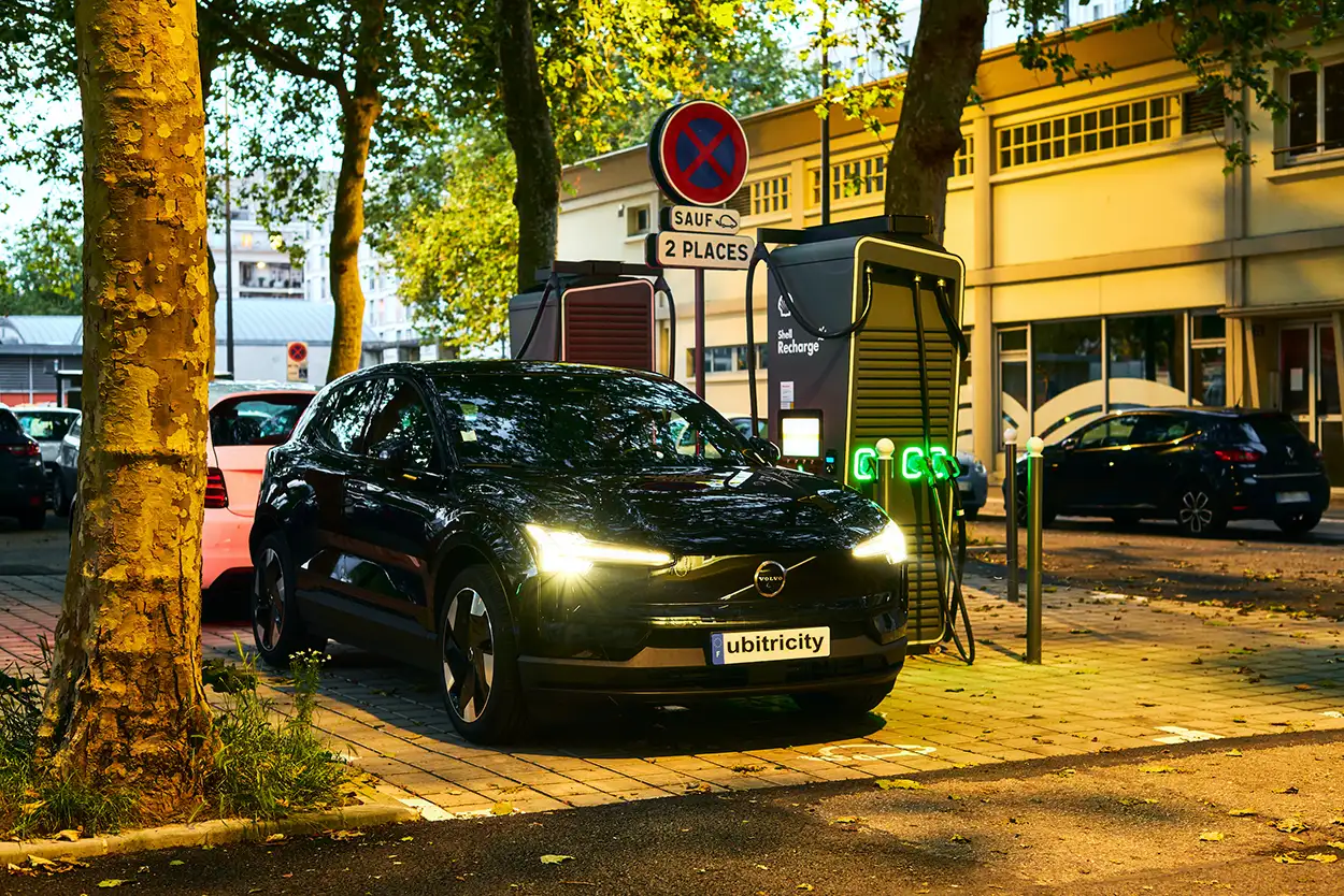 Deux voitures se chargent sur des stations de recharge publiques avec une puissance de recharge élevée de Shell Recharge / ubitricity.