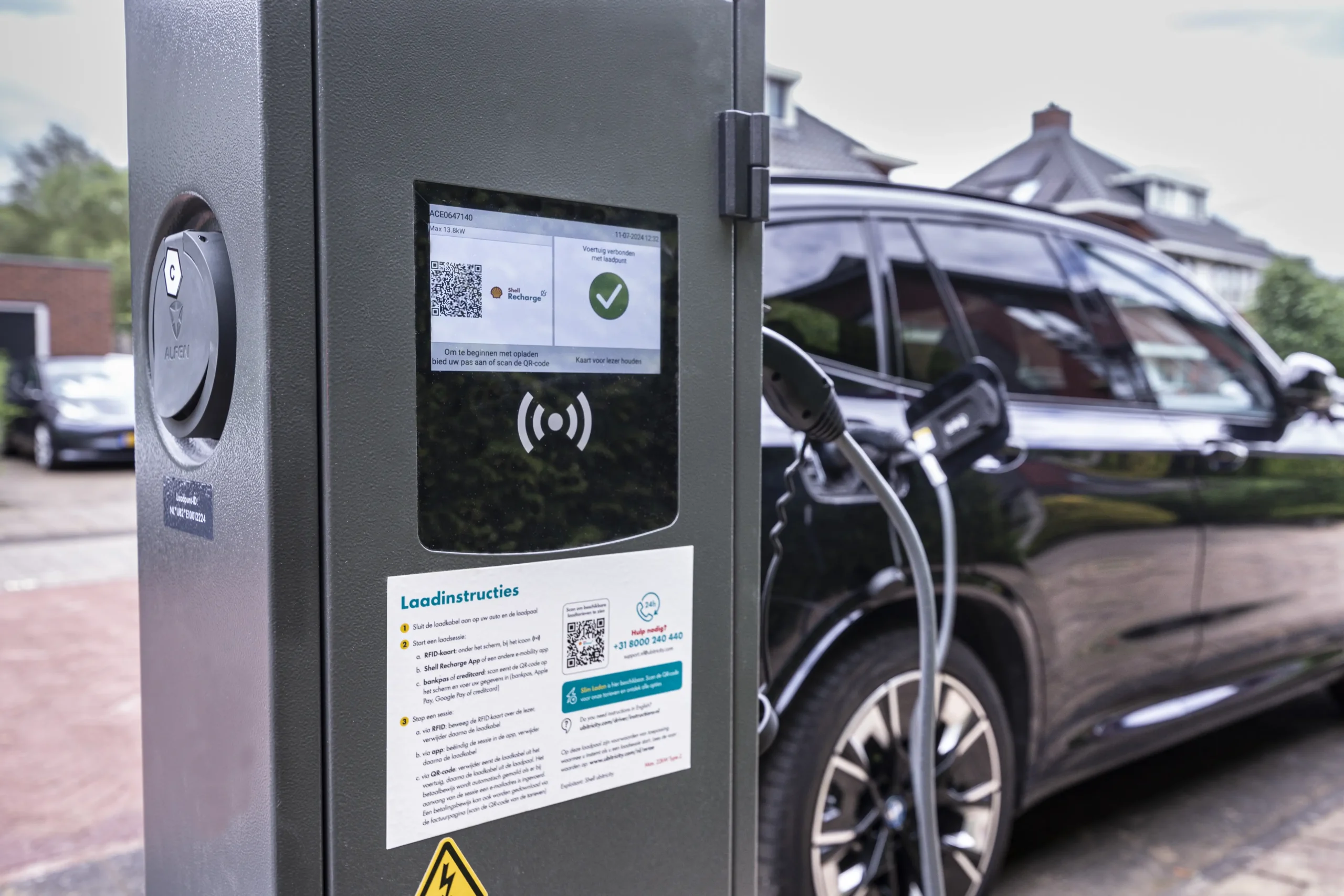 Twin Alfen NL Slim Laden persfoto van ubitricity waarop een elektrische auto wordt opgeladen bij een laadstation van ubitricity in Nederland.