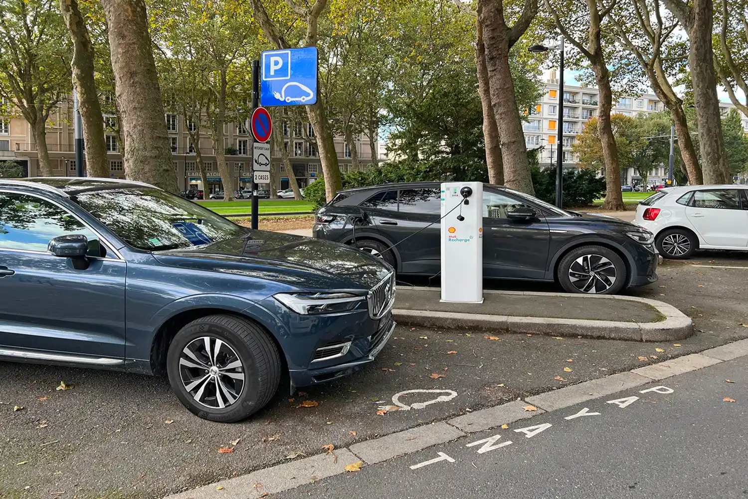 Twee e-auto's laden op bij een openbaar AC-oplaadpunt van ubitricity / Shell Recharge in Le Havre, Frankrijk.