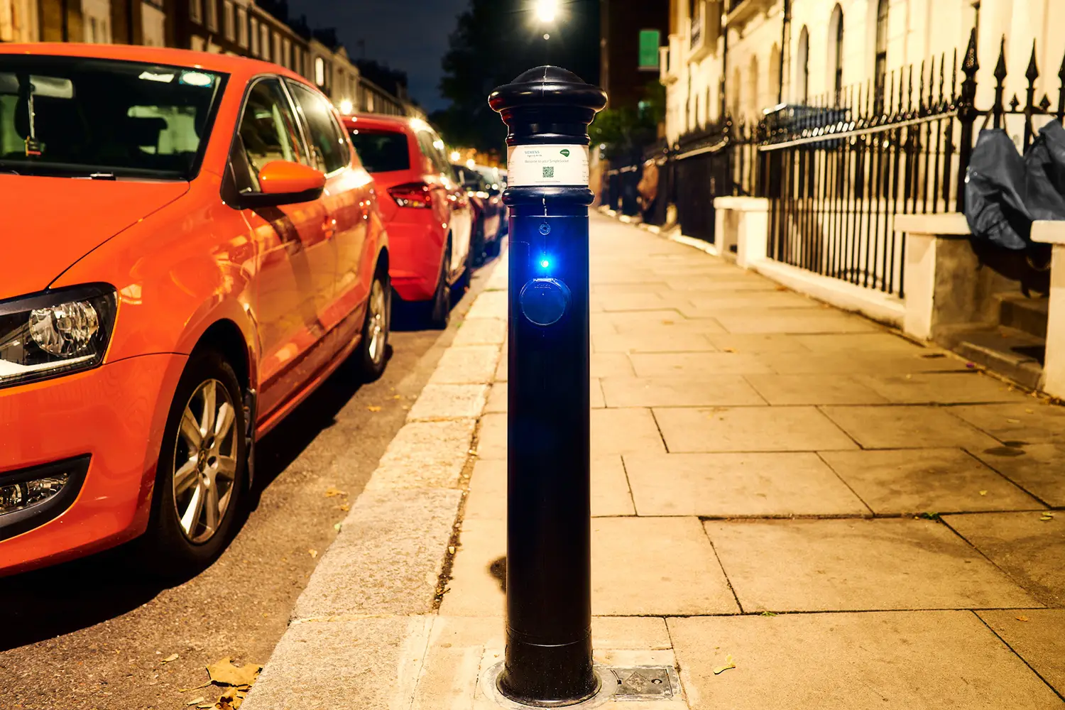 Nahaufnahme eines öffentlichen Ladestation mit Smart Charging für E-Fahrzeuge von ubitricity in einem Poller am Straßenrand in London, UK.