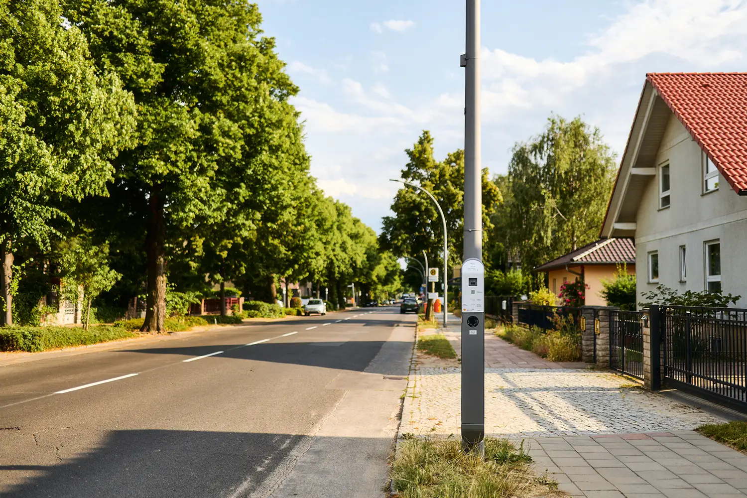 Öffentliche ubitricity AC-Laternenladestation für das Aufladen von E-Autos in einem Wohngebiet Marzahn-Hellersdorf, Berlin, Deutschland