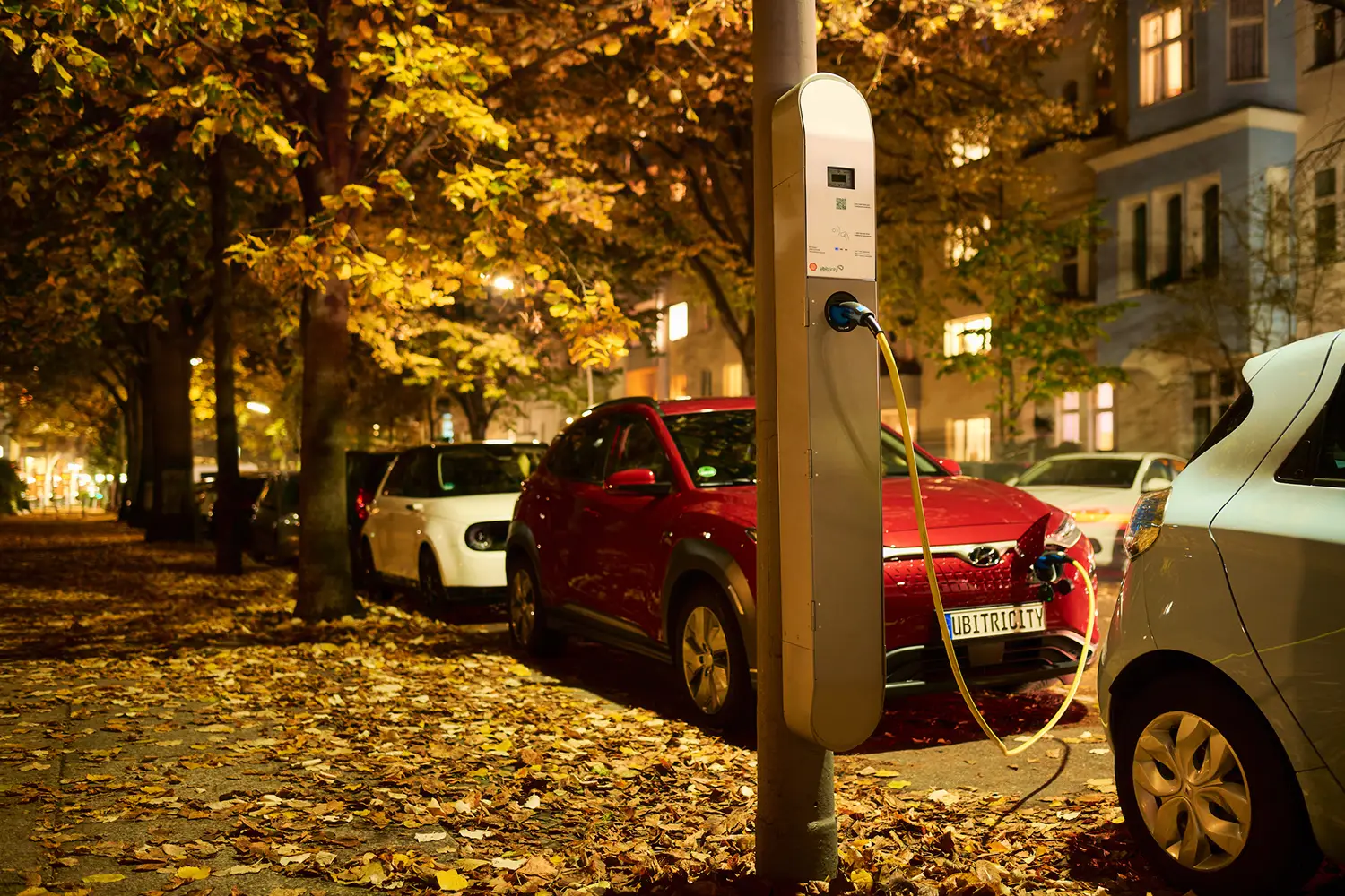 E-Autolädt an einer öffentlichen ubitricity AC-Laternenladesäule, die für den Ausbau der öffentlichen Ladeinfrastruktur in Städten und Kommunen in Deutschland genutzt werden können.