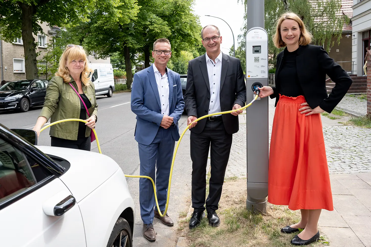 Land Berlin und ubitricity nehmen Laternenladepunkte für E-Autos in Betrieb