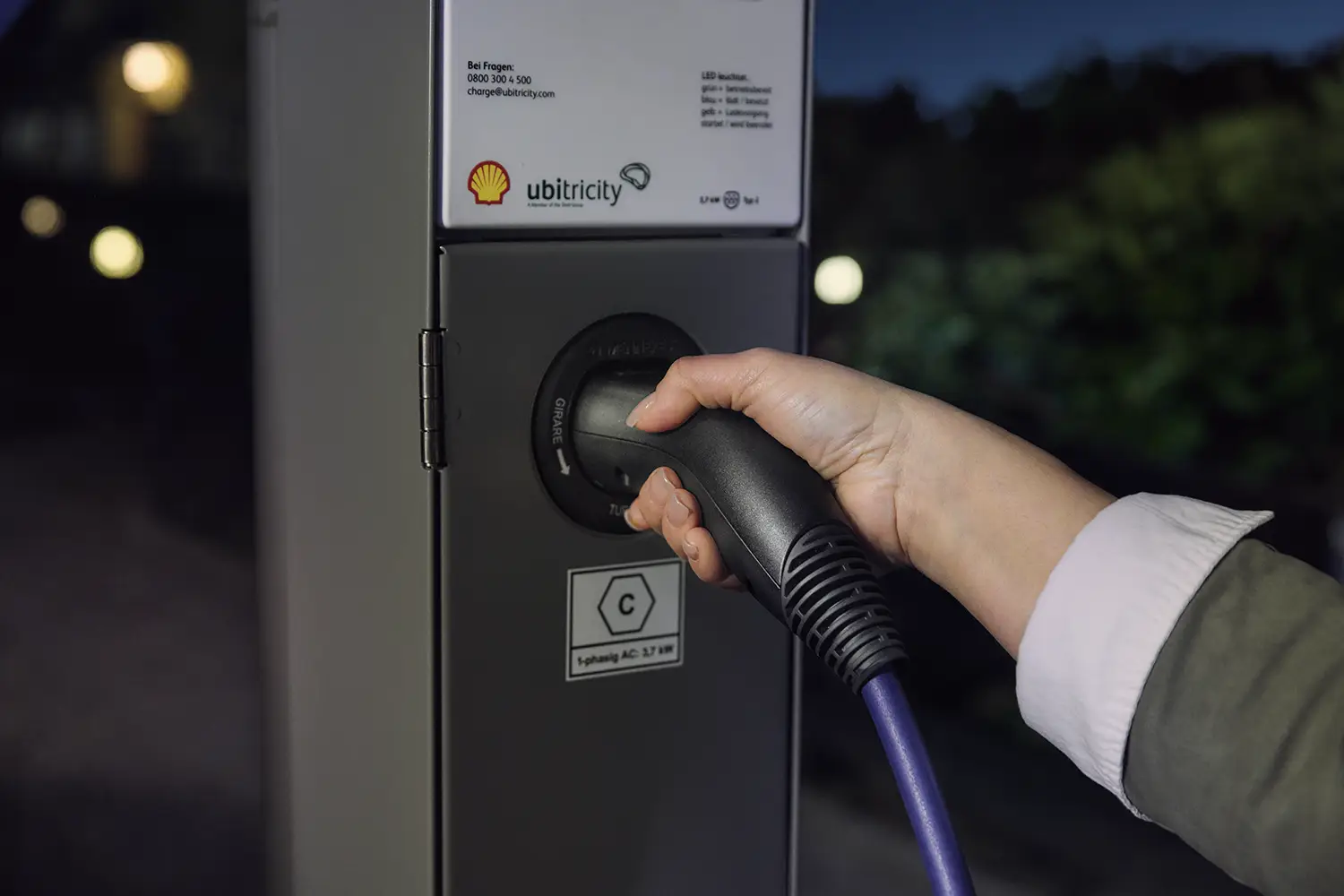 Nahaufnahme der Energie zur Wende-Kampagne von Shell rund um das Aufladen von E-Autos an ubitricity-Laternenladesäulen im öffentlichen Raum