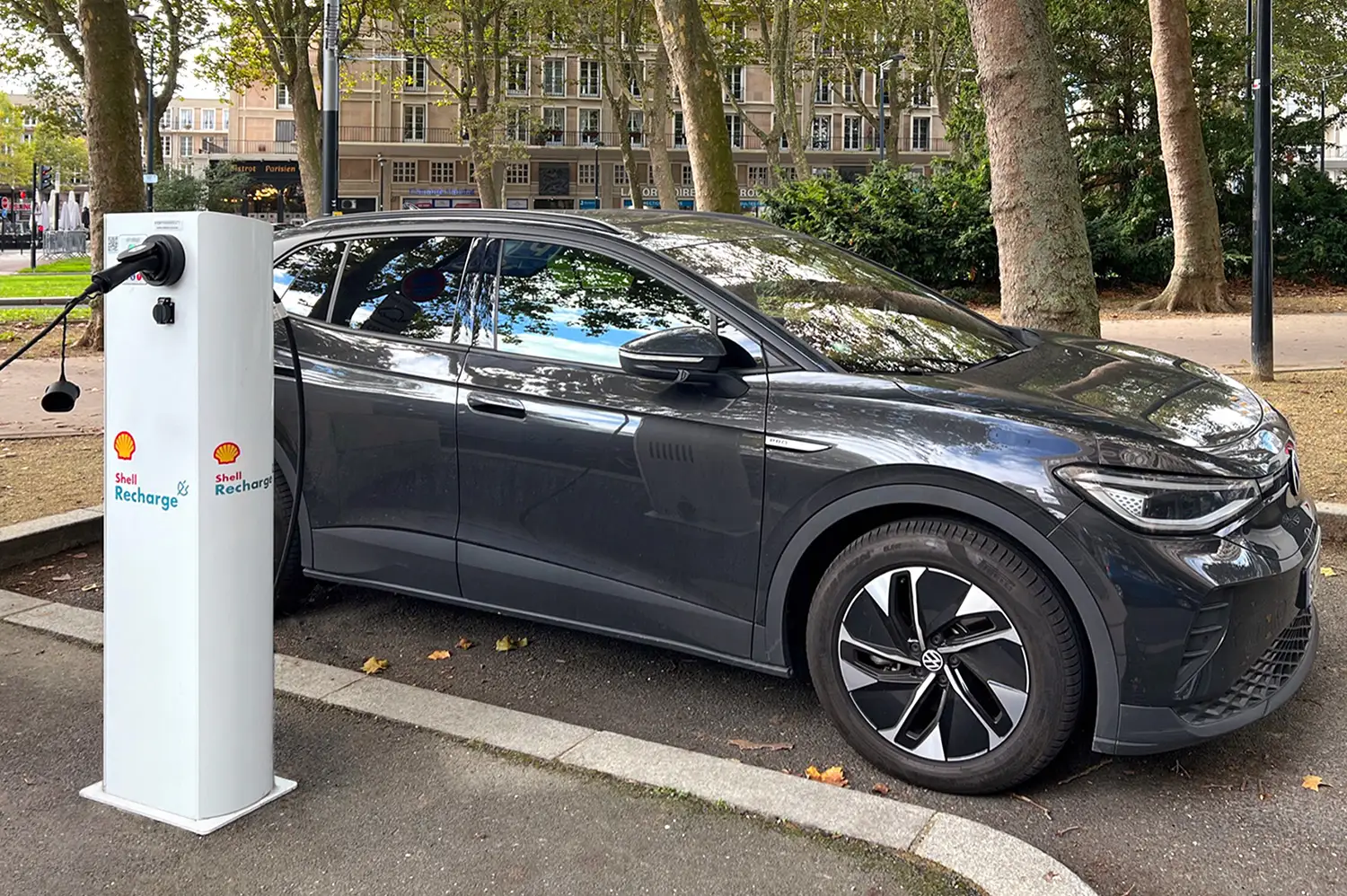Une voiture électrique recharge sa batterie sur une borne de recharge normale AC publique d'ubitricity et de Shell Recharge au Havre.