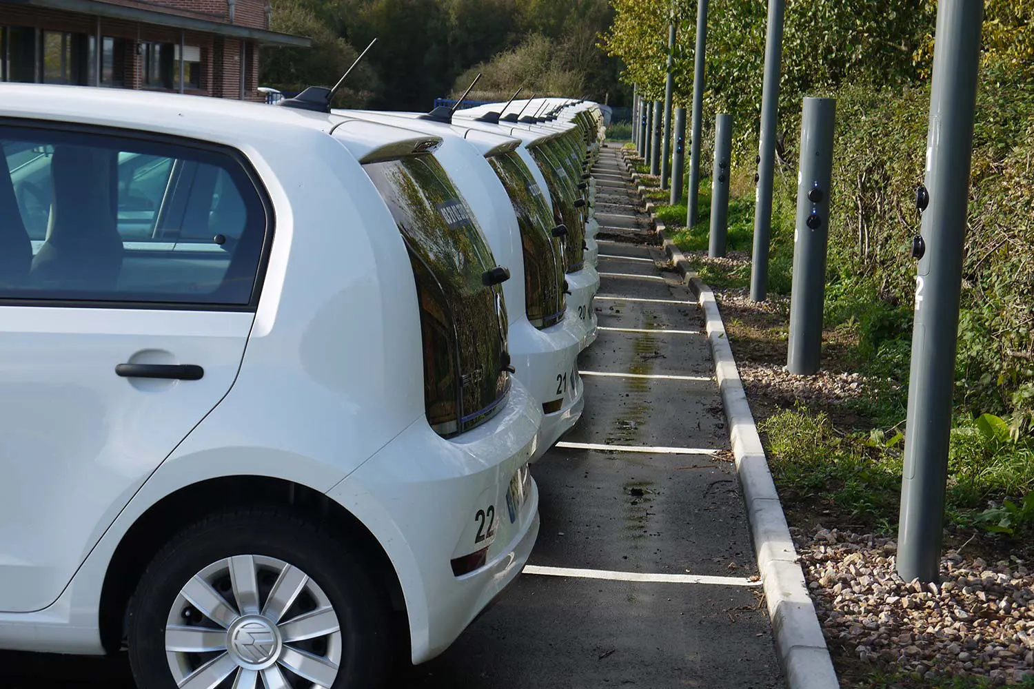 Les voitures électriques se rechargent sur des stations de recharge ubitricity intégrées aux lampadaires.