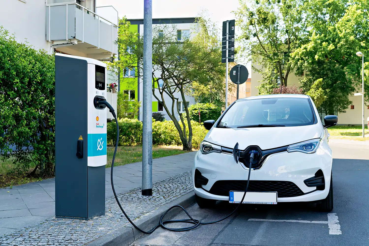 An EV is charging at a ubitricity EV fast charging station with 22kW charging power.