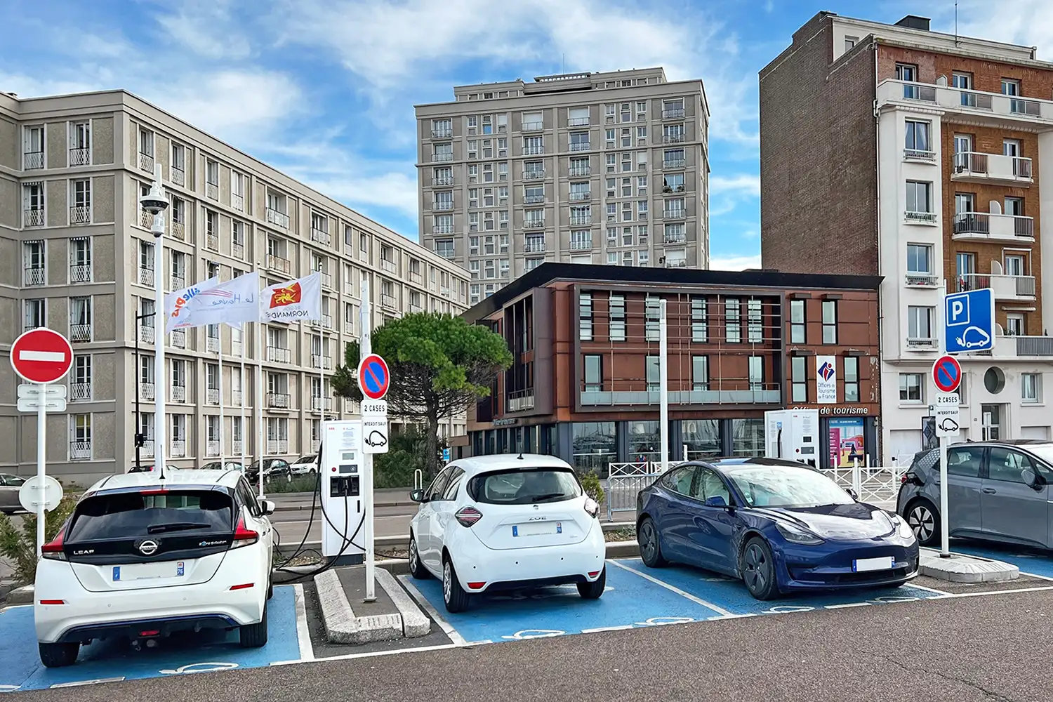 Mehrere E-Autos laden an DC-Schnellladestationen von ubitricity / Shell Recharge in Le Havre, Frankreich.