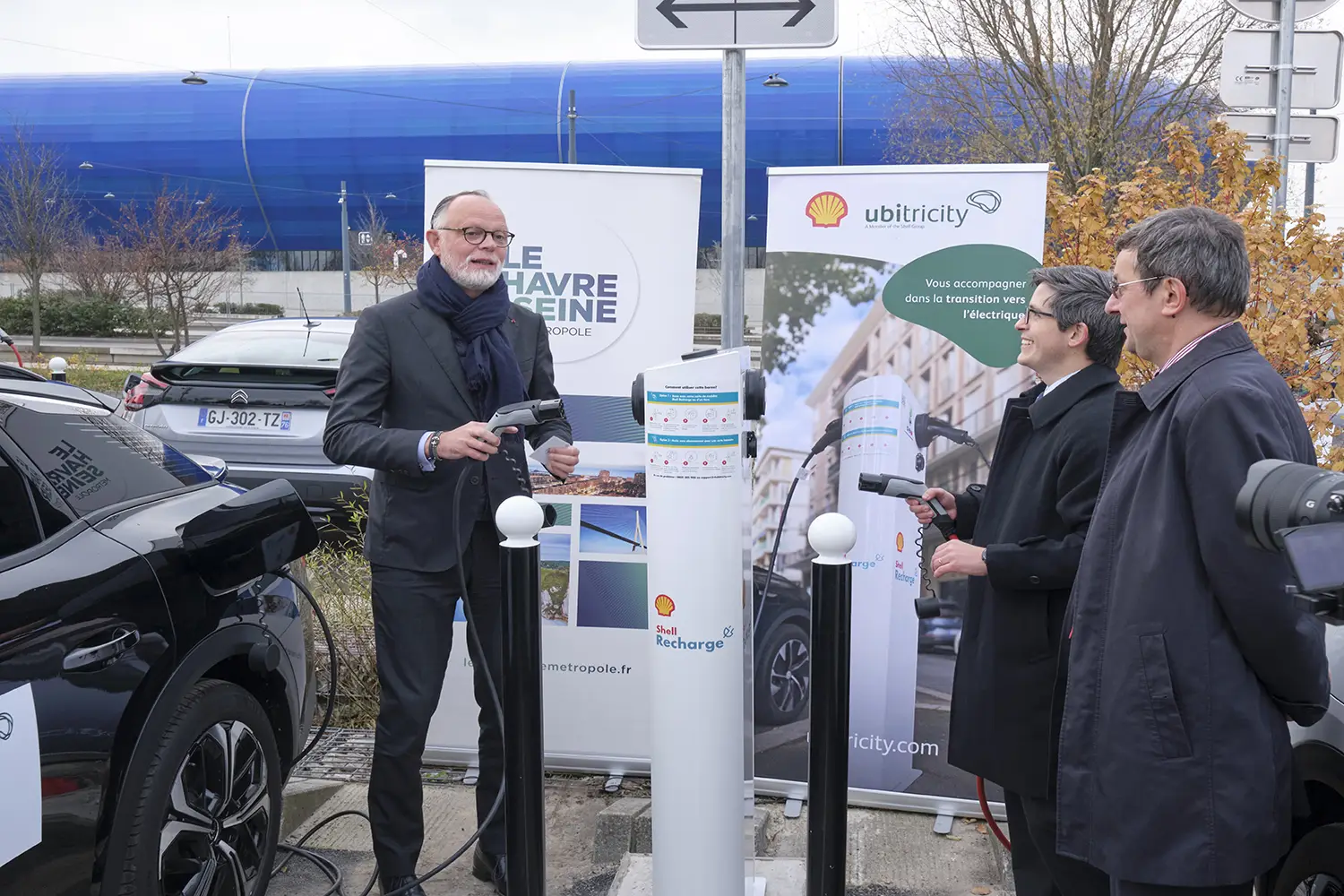 Edouard Philippe, President de la Communauté urbaine Le Havre Seine Métropole is celebrating the region's first AC rapid charger operated by ubitricity.