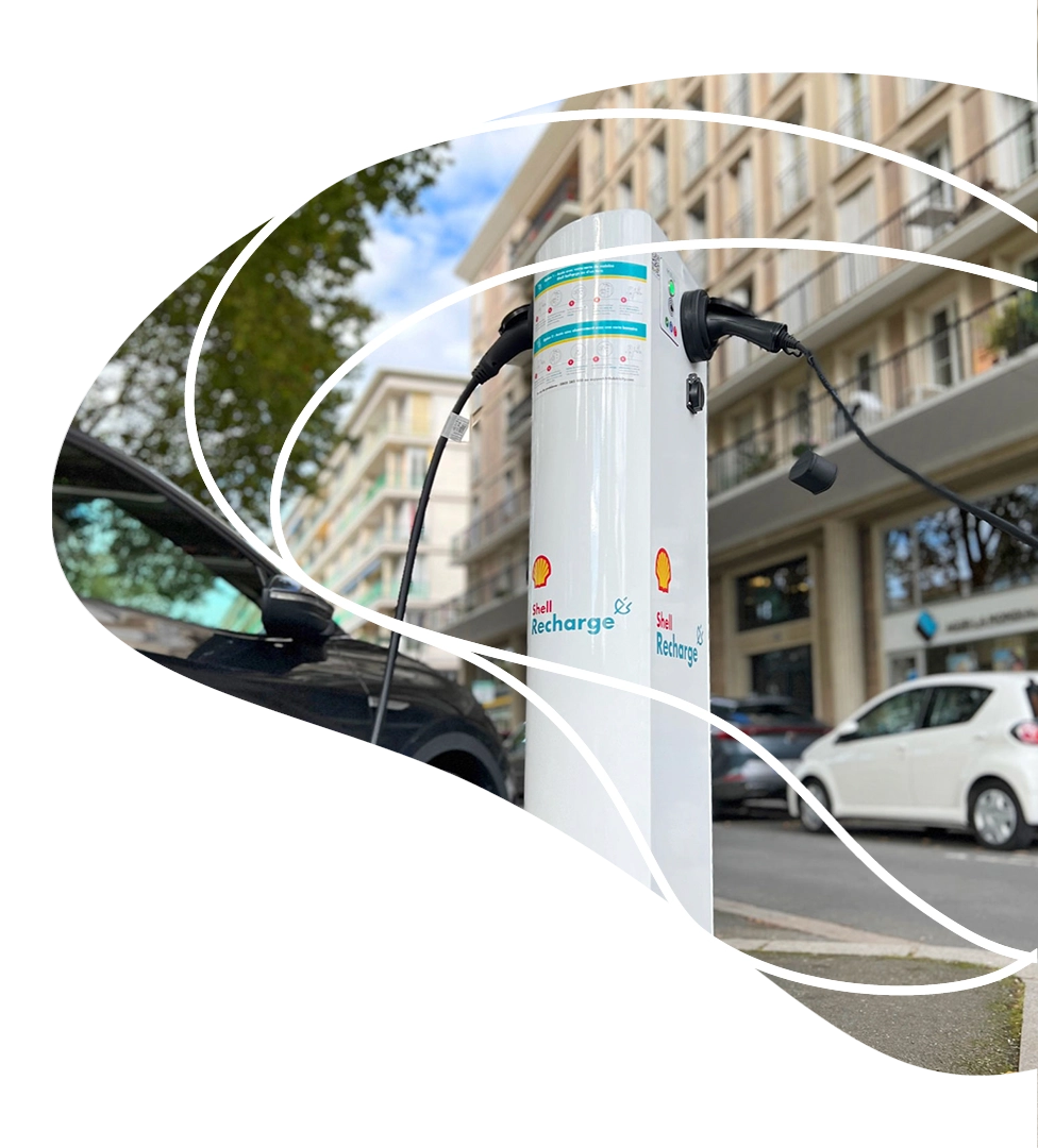 Une voiture électrique se charge sur une borne de recharge d'ubitricity, une entreprise qui développe l'infrastructure de recharge publique en France.