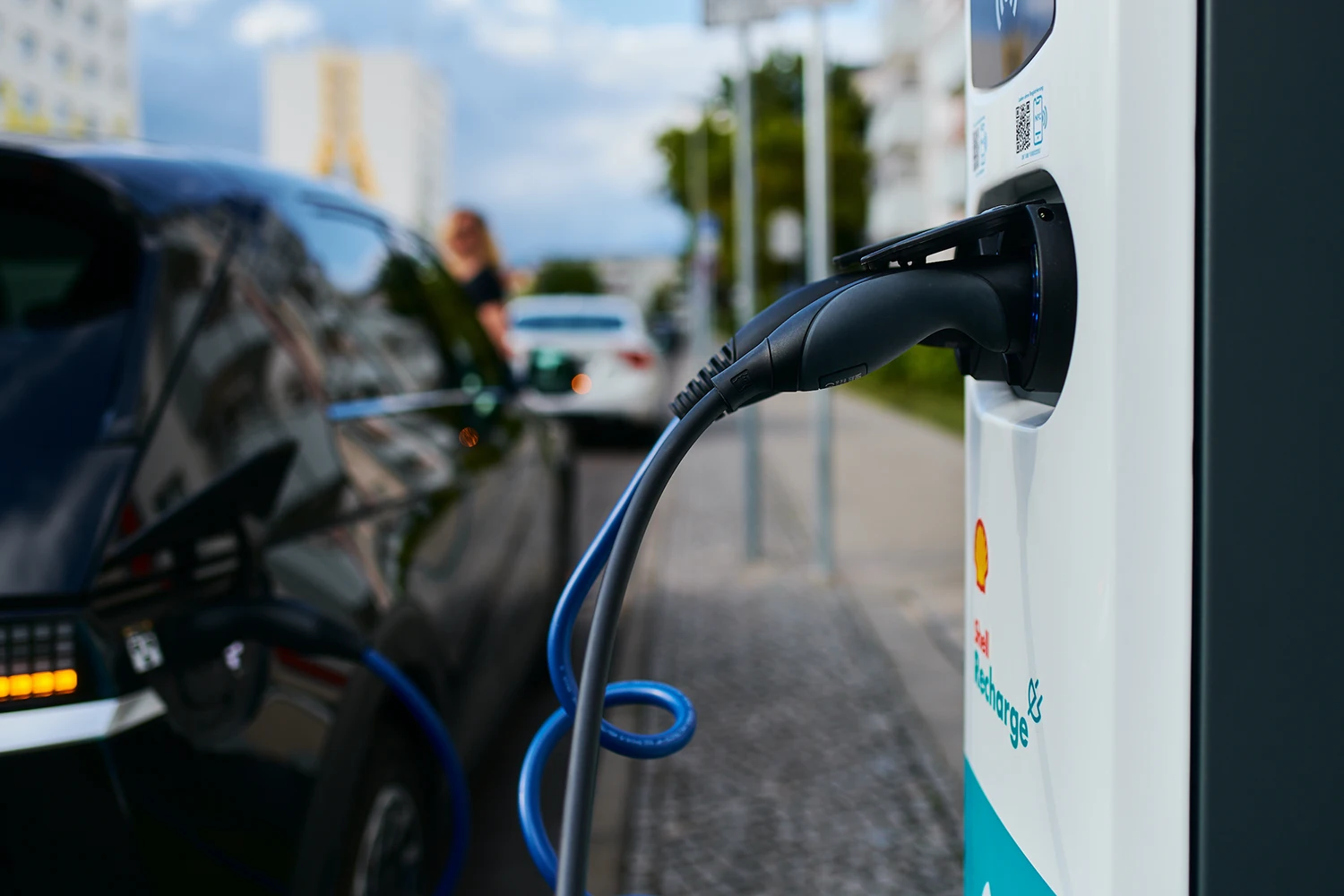 Shell ubitricity to install and operate 294 new public Shell Recharge charge points near Paris