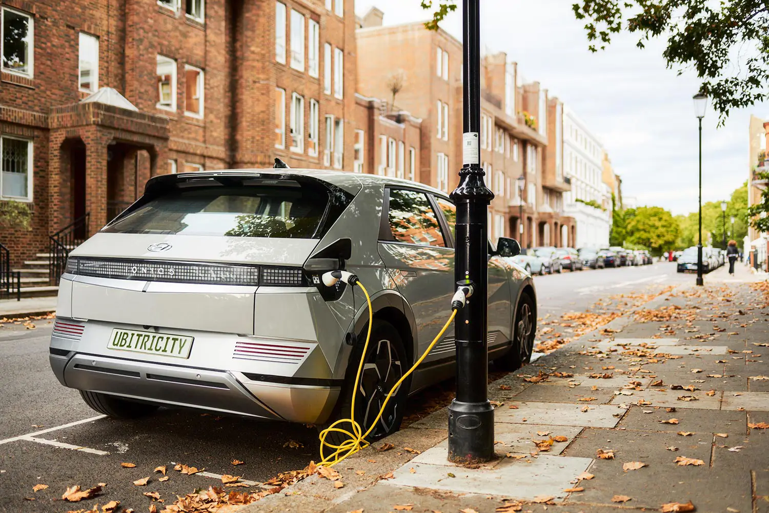 Une voiture électrique se recharge à une station de recharge de lampadaire public d'ubitricity en Grande-Bretagne.