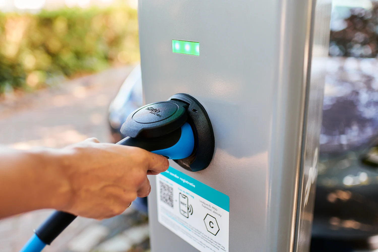 Thousands of new public charge points – Shell ubitricity further expands the EV charging infrastructure in three Dutch provinces