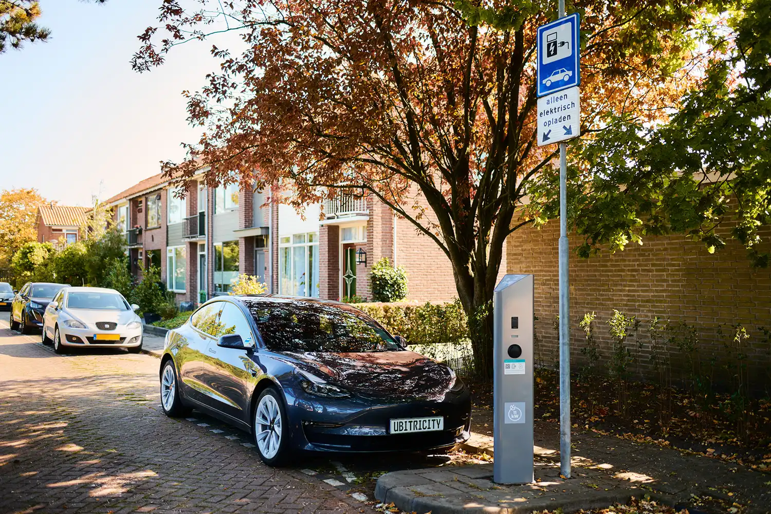 Een elektrische auto parkeert en laadt op bij een openbare laadpaal van ubitricity, dat 1.500 laadpalen beheert in Noord-Holland, Flevoland en Utrecht.