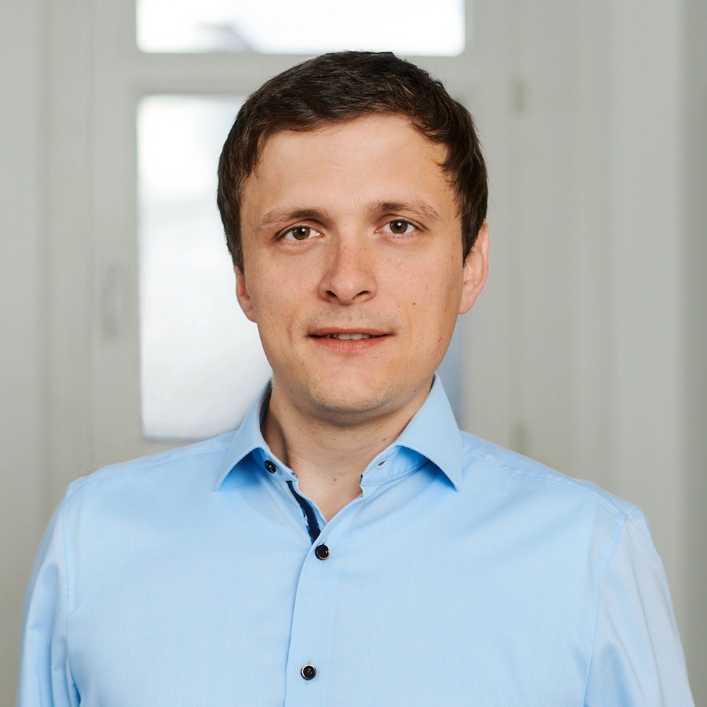 Portrait of Alexander Reinhardt, COO within the ubitricity management, maintaining a reliable and dense charging network in partnership with local authorities.