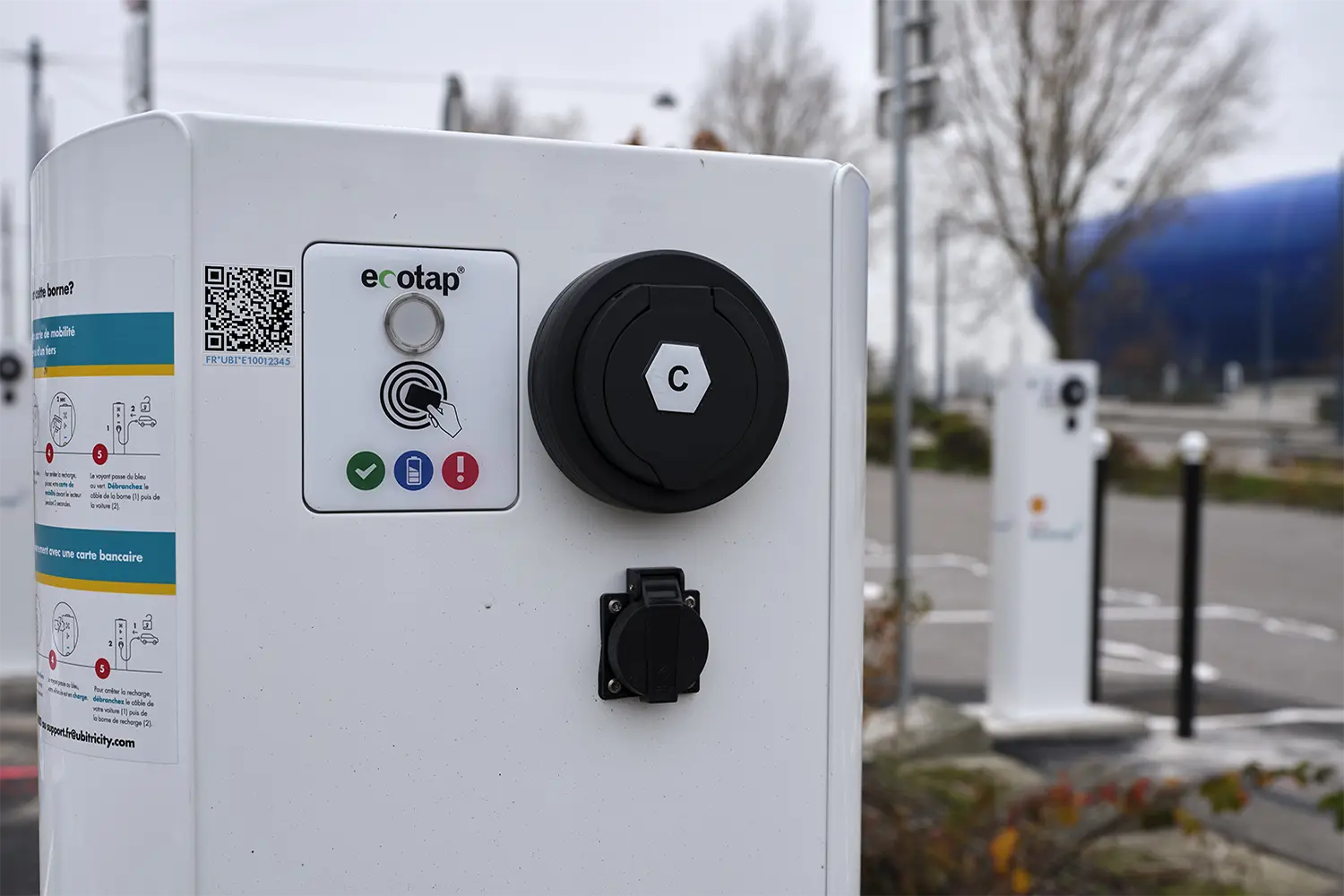 Une station de recharge publique et gérée par ubitricity, où les conducteurs peuvent recharger leurs voitures électriques via QR-COde, même sans s'enregistrer.