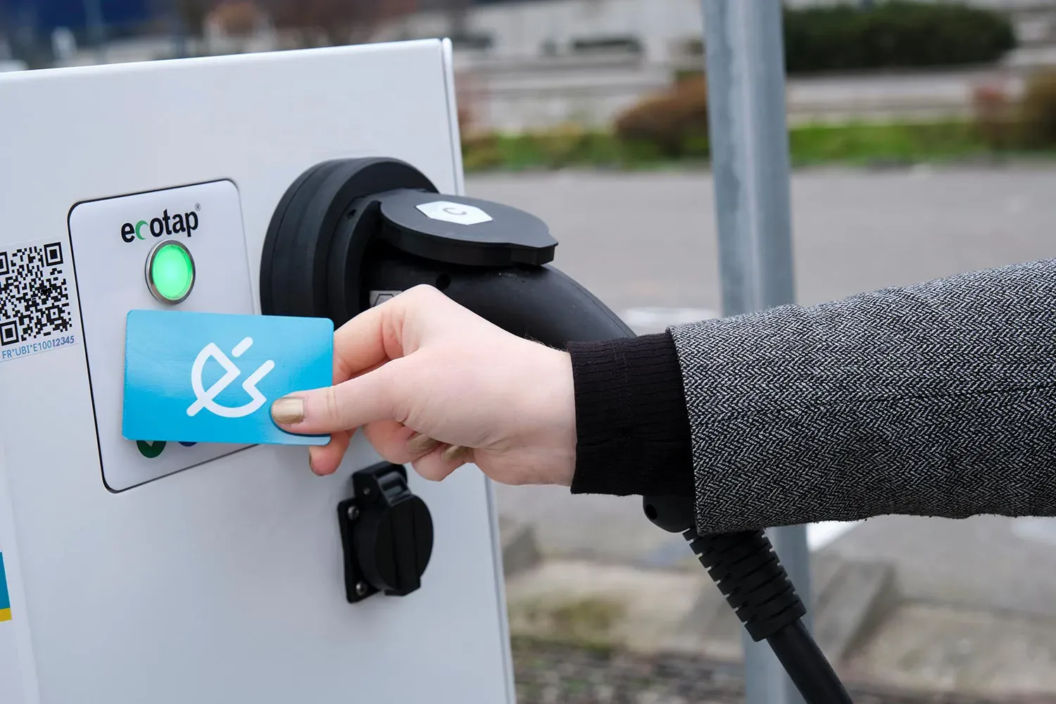 Une station de recharge publique et gérée par ubitricity, où les conducteurs peuvent recharger leurs voitures électriques par RFID avec leurs cartes de recharge et leurs applications d'e-mobilité.