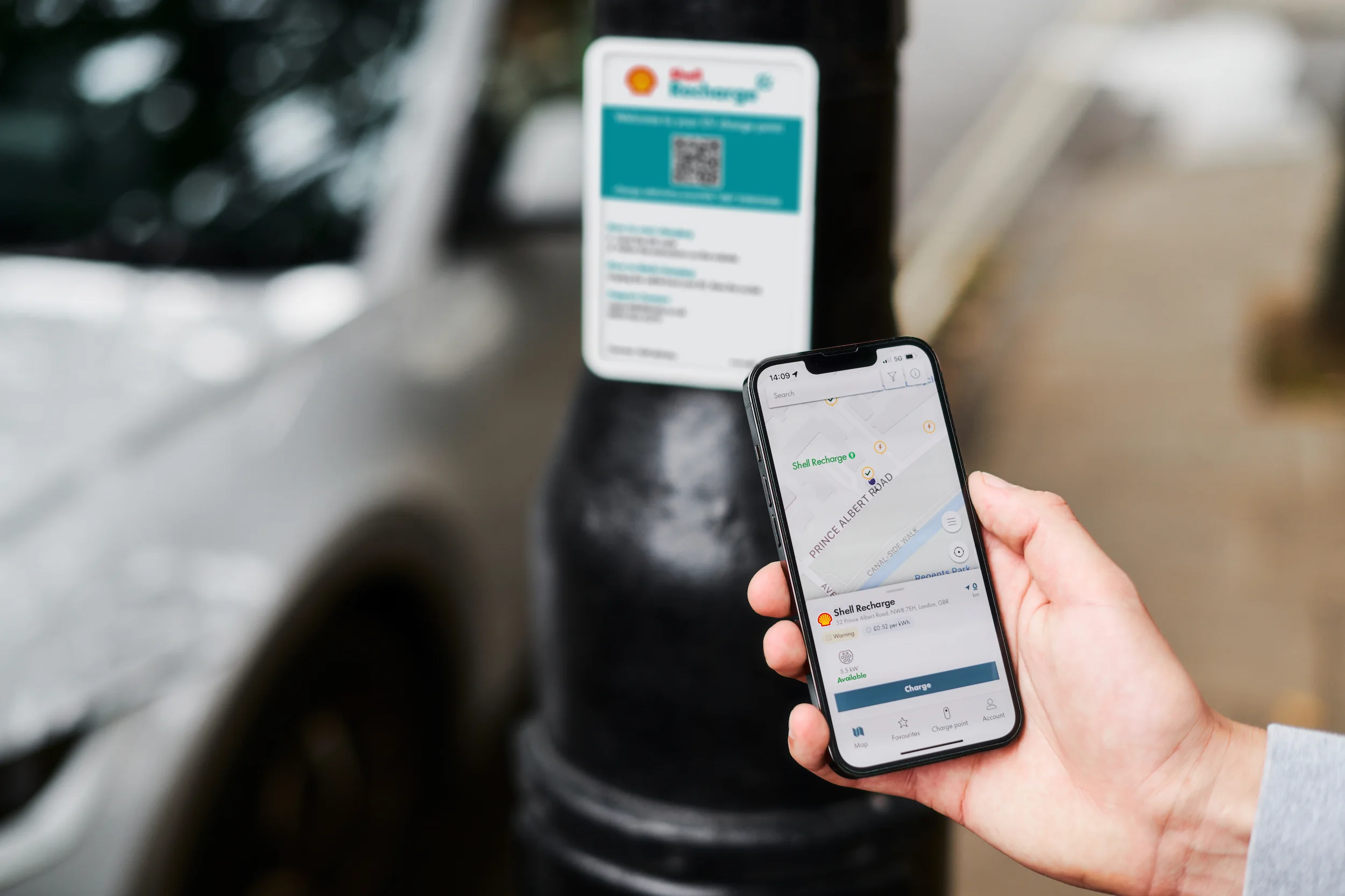A driver is choosing an ubitricity-operated lamppost charge point in his Shell Recharge App to conveniently start charging his electric vehicle.