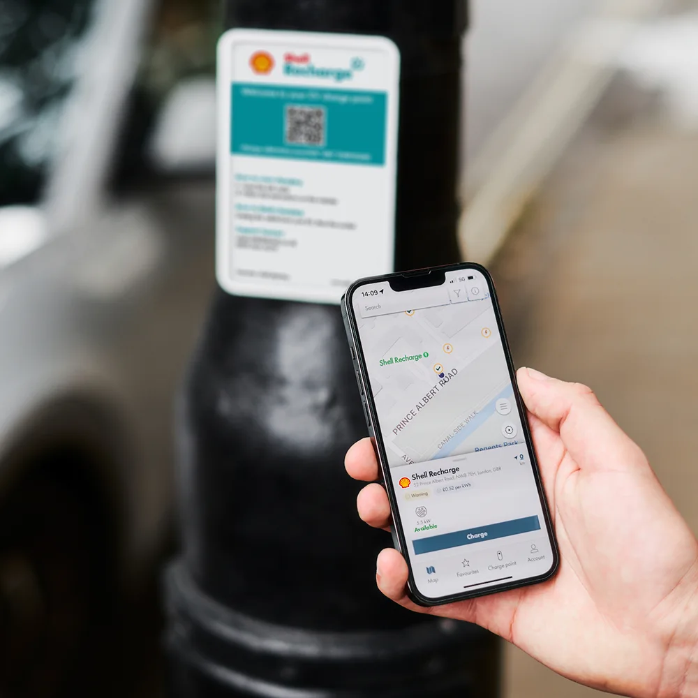 An EV driver is looking for the nearest ev charging station in the UK, using ubitricity's network of public Shell Recharge chargers with Smart Charging functionalities.