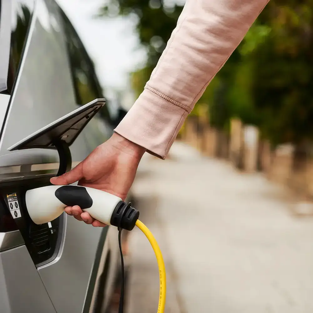 An EV driver connects his EV to an ubitricity-operated Shell Recharge charging station, using Smart Charging for charging at cheaper rates during off peak hours.
