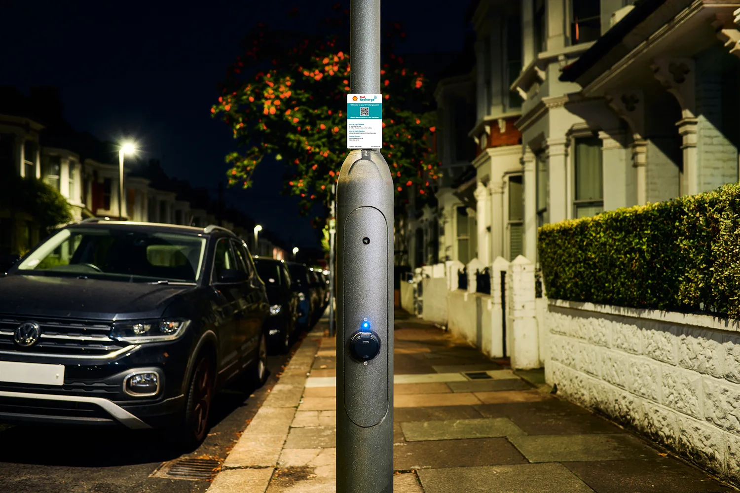 An ubitricity-operated Shell Recharge lamppost charging station which offers Smart Charging, a way to skip charging during peak hours to save money on your charge.