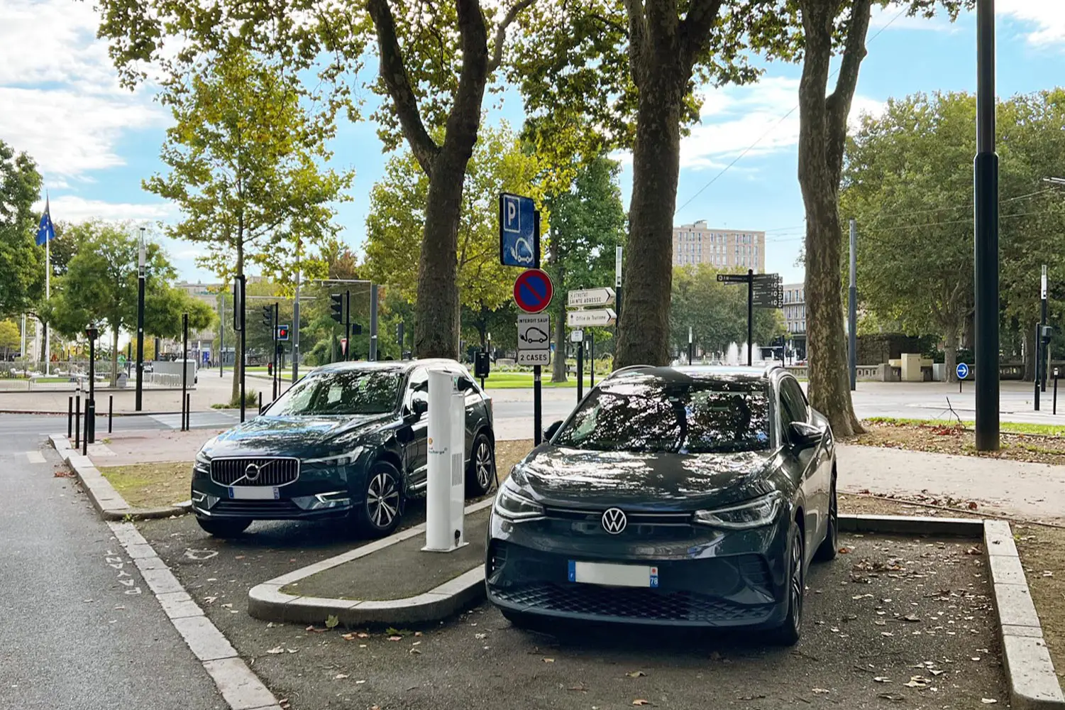 Deux voitures électriques se chargent sur une station de recharge AC publique de Shell Recharge / ubitricity.